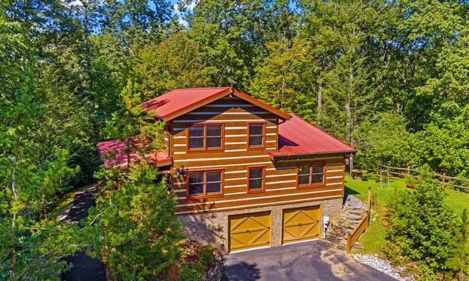 Gatlinburg - Pigeon Forge Cabin | Appalachian Escape - Genuine log cabin🏡 Hot tub♨️ Firepit 🔥Games🕹️Secluded 🌳