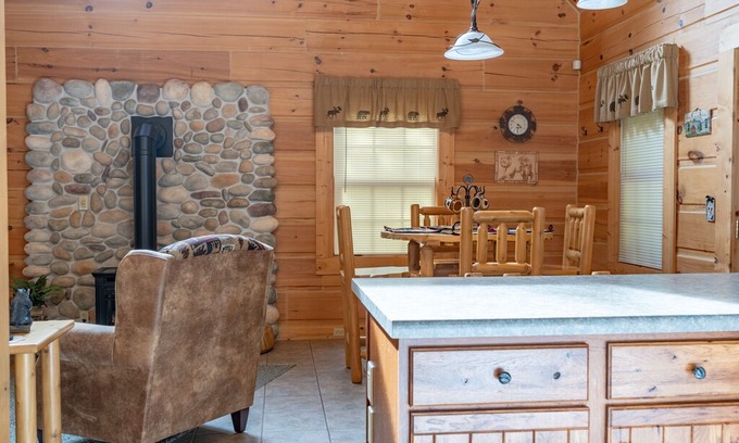 Gatlinburg - Pigeon Forge Cabin | APPALACHIAN JOY " Gorgeous Log Cabin With Privacy but Convenient! Sleeps 6!