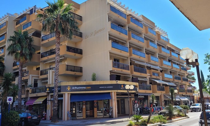 Le Lavandou Apartment | Appart LAVANDOU (le st James) 2 stars, full center, near beach.