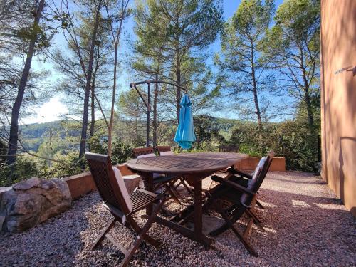 Taradeau Apartment | Appart "Pins & parasol", piscine chauffée et bain à remous