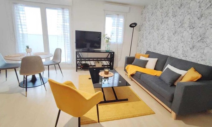 Carrieres-sous-Poissy Apartment | Appart Poissy Relax Wi-Fi Pool by Servallgroup