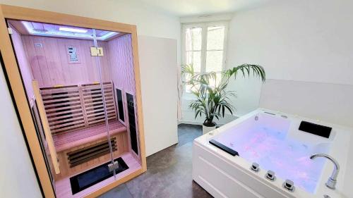 Centre Erlon Apartment | Appart SPA 80m2 avec terrasse balcon jacuzzi et sauna privatif en hyper centre Place Drouet d'Erlon