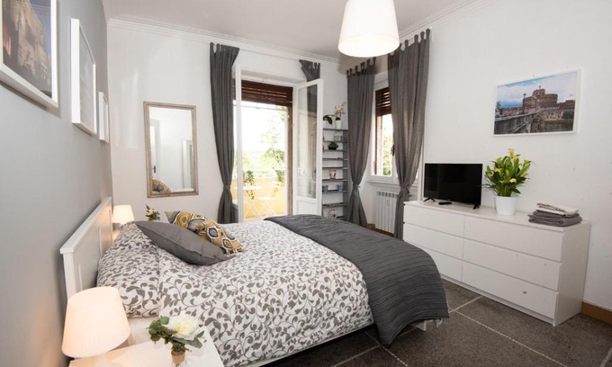 Quartiere XVII Trieste Apartment | Appartamento Luminoso con vista su Villa Ada