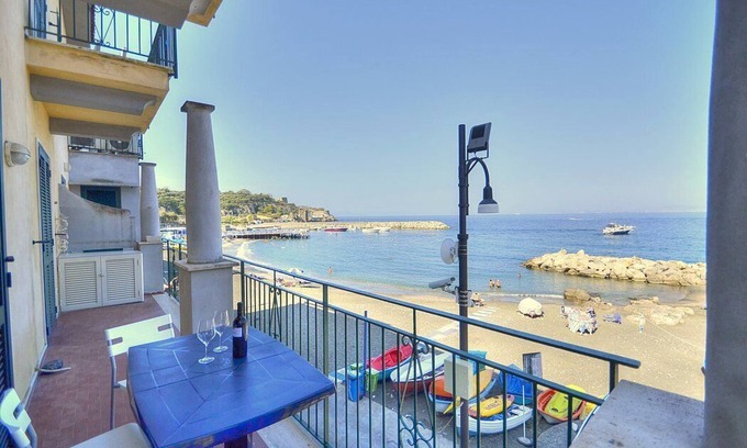 Marina di Puolo House | Appartamento Naia A: A graceful apartment located right on the beach, with Free WI-FI.