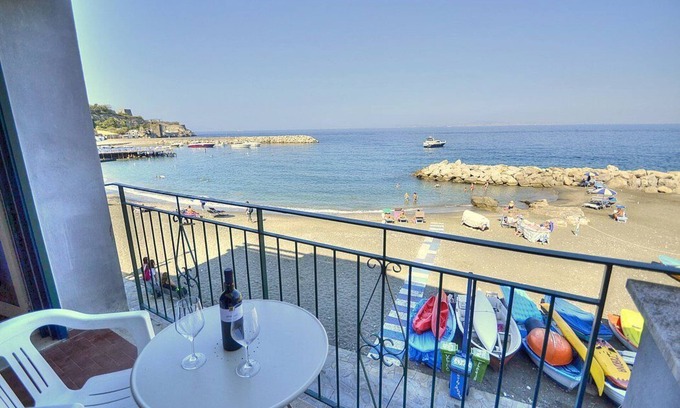 Marina di Puolo House | Appartamento Naia B: A graceful apartment located right on the beach, with Free WI-FI.