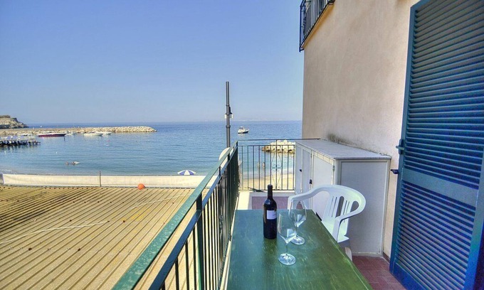 Marina di Puolo House | Appartamento Naia C: A graceful apartment located right on the beach, with Free WI-FI.