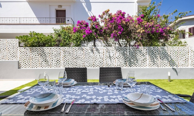 Cala Gonone Apartment | Appartamento Prato al Mare with Garden, A/C & Wi-Fi