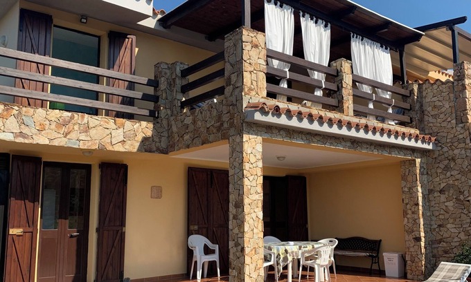 Chia Apartment | Appartamento Primo Piano Vista Mare in Villa Lolu , 15 Minuti a Piedi dal Mare