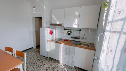 Jesolo Apartment | APPARTAMENTO ROSSO - OVER THE RAINBOW APARTMENTS - LIDO di JESOLO -4 POSTI LETTO