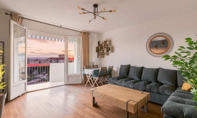 Les Cevennes Apartment | Appartement 2 chambres, dernier étage, parking gratuit dans résidence, balcon & coucher de soleil