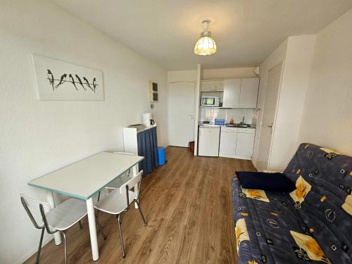 Vaux-sur-Mer Apartment | Appartement 2 pièces avec piscine à 5 min de la plage de Pontaillac, parking résidentiel, balcon fermé - FR-1-550-81