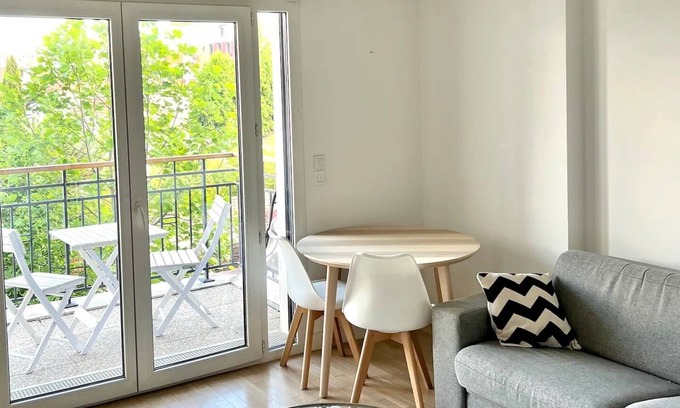 Suresnes Apartment | Appartement 2 Pièces Proche de La Défense, vue Tour Eiffel
