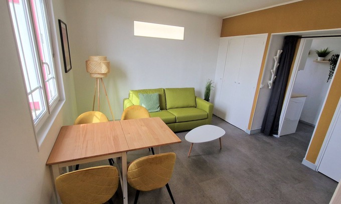 Ouistreham Apartment | Appartement 4 Personnes, 3 min à Pied de la Mer, Accès Direct rue Commerçante PP