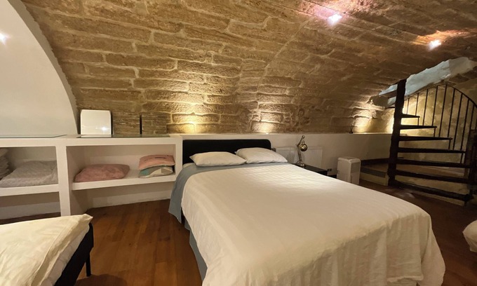 Historic Centre Apartment | Appartement Atypique en rdc et Coin Nuit au r-1 au Cœur de Montpellier