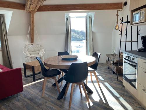 Sauzon Apartment | Appartement au coeur de Sauzon avec vue sur port, près de la plage, Wifi - FR-1-418-257