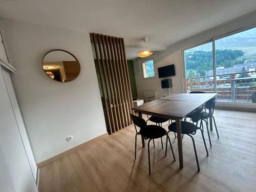Allos Apartment | Appartement au ski spacieux pour 7P, piscine sauna