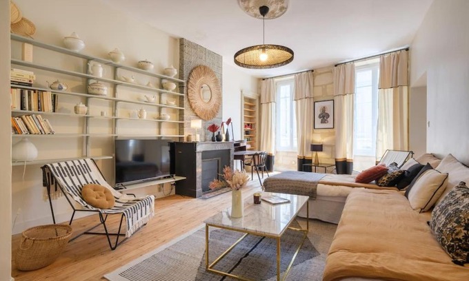 Bourg-sur-Gironde Apartment | Appartement avec son patio dans centre historique de Bourg