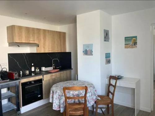 Chateau-d'Olonne Apartment | Appartement charmant aux Sables-d'Olonne avec terrasse.