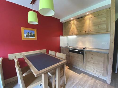 La Perriere Apartment | Appartement Centre Skis aux Pieds, Parking & Animaux Acceptés - FR-1-513-77