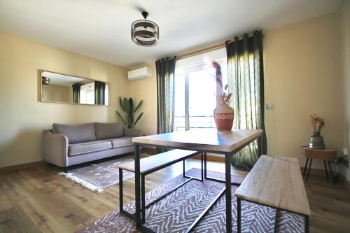Corbas Apartment | Appartement chaleureux Parking privé