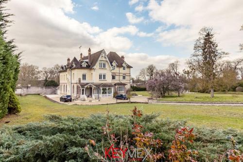 Senlis Apartment | APPARTEMENT CHESTERFIELD SPACIEUX DANS CHATEAU CALME PARKING privé