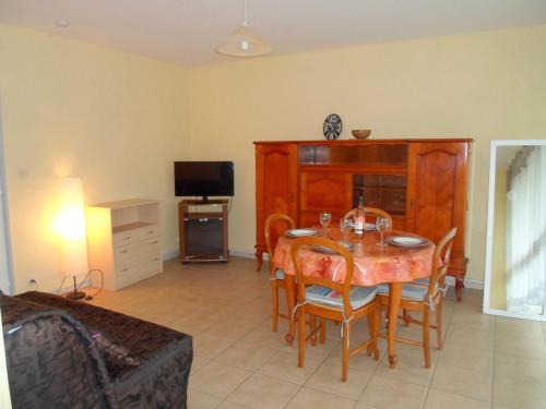 Balaruc-les-Bains Apartment | Appartement Climatisé 2 Étoiles, Proche Thermes et Parc, Animaux Admis, Parking, Non-Fumeur - FR-1-503-91