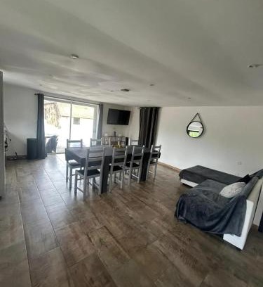 Curgy Apartment | Appartement confortable à Curgy avec terrasse 60 m²