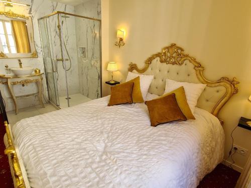 Sully-sur-Loire Apartment | Appartement Délire Baroque à Sully-sur-Loire avec Climatisation - FR-1-590-557