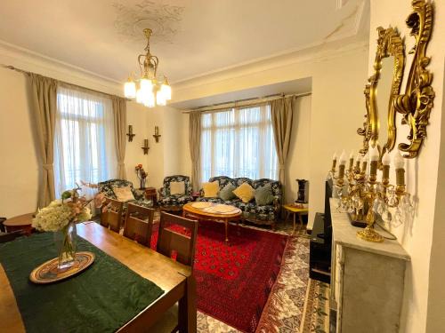 Algiers Apartment | Appartement Dans Immeuble Haussmanien