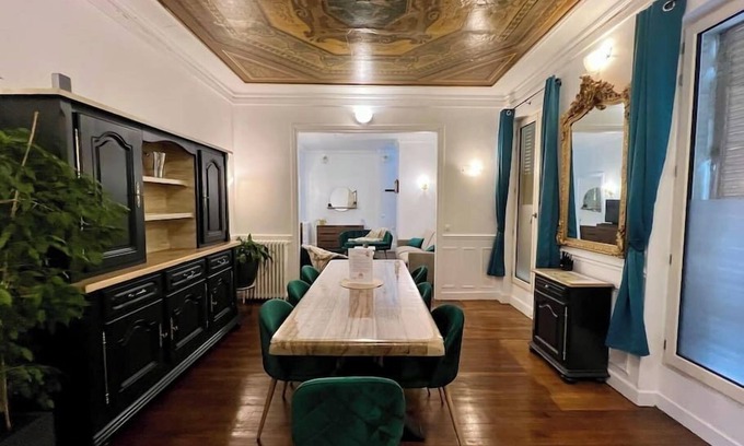 Fontainebleau Apartment | Appartement de Luxe Avec Fresque