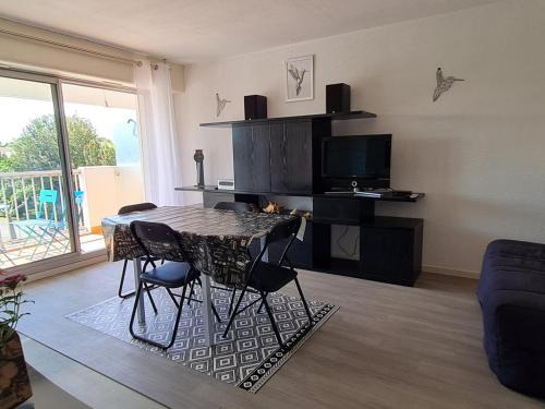 Meschers-sur-Gironde Apartment | Appartement Ensoleillé avec Terrasse et Parking au Centre de Meschers, Proche Plages et Commerces - FR-1-550-38