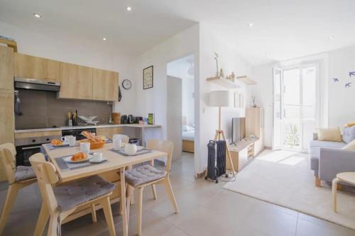 Riou - Petit Juas - Av de Grasse Apartment | Appartement familial, lumineux, calme avec parking