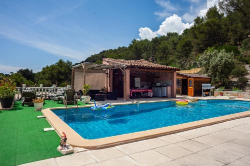 Roquefort-la-Bedoule Apartment | Appartement Avec Piscine Et Cuisine