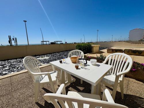Saint-Hilaire-de-Riez Apartment | Appartement T2 Cabine - Terrasse - Face Mer - 4 Pers - Parking - FR-1-323-451