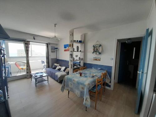 Saint-Hilaire-de-Riez Apartment | Appartement 4 pers, loggia, vue mer, petits chiens admis, ascenseur - FR-1-324A-11