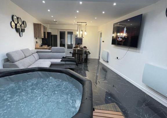 Salies-de-Bearn Apartment | Appartement hors du commun avec son jacuzzi