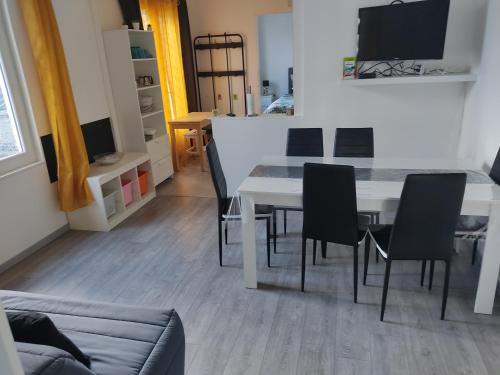 Cote Ouest Ormeaux Apartment | appartement individuelle refais a neuf,ds maison de maître,6 couchages dont un lit kingsize,cuisine avec lave vaisselle,rue privative pour se garer, accessibilité au jardin