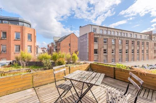 Wazemmes Apartment | Appartement lumineux avec rooftop et garage privé.