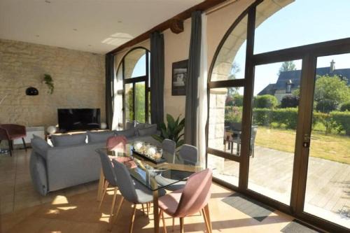 Commes Apartment | Appartement lumineux et cosy avec jardin vue sur chateau près Port en Bessin, Bayeux et Omaha Beach