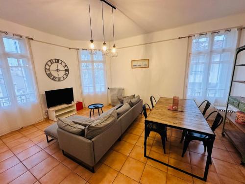 Saint-Martin Apartment | Appartement Lumineux et Spacieux 2 Chambres avec Parking Gratuit dans la Rue