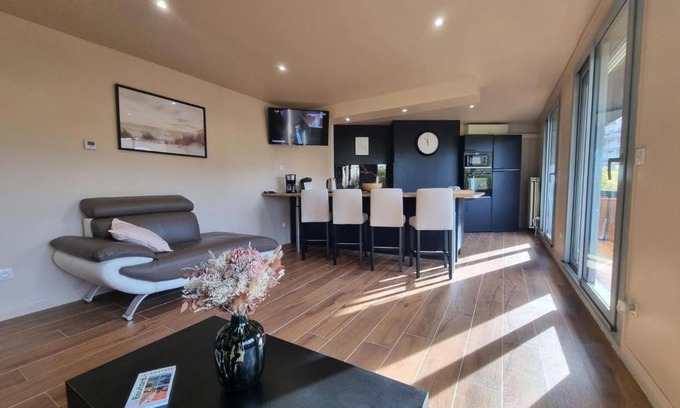 Saint-Chamond Apartment | Appartement lumineux avec balcon, 2 chambres, parking privé, proche gare à Saint-Chamond - FR-1-496-272