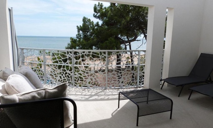 La Tranche-sur-Mer Apartment | Appartement luxe 4 pers, bord de mer, balcon, piscine, animaux admis, parking, WiFi - FR-1-194-196