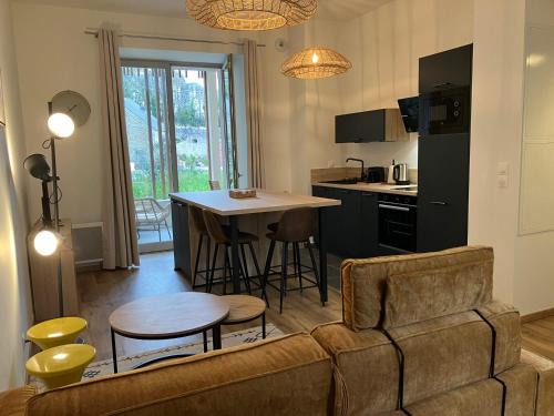 Le Palais Apartment | Appartement moderne avec terrasse près des plages - FR-1-418-258