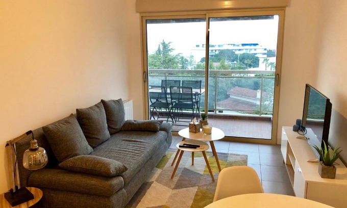 Riou - Petit Juas - Av de Grasse Apartment | Appartement neuf, piscine, terrasse, vue mer.