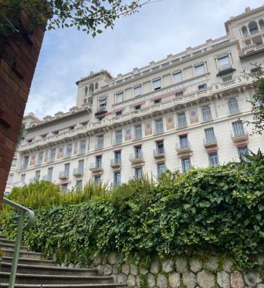 Menton Apartment | Appartement Ombragé 44m2 Riviera Palace Belle-Epoque, Restomod et Literie Prestige