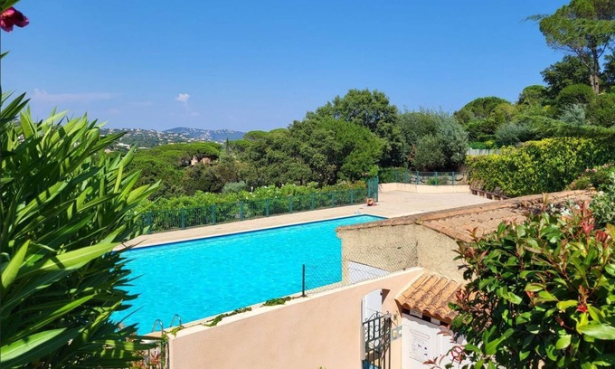 Sainte-Maxime Apartment | Appartement Proche du Sémaphore. Piscine. 4 Tennis. Calme. Végétation. Parking