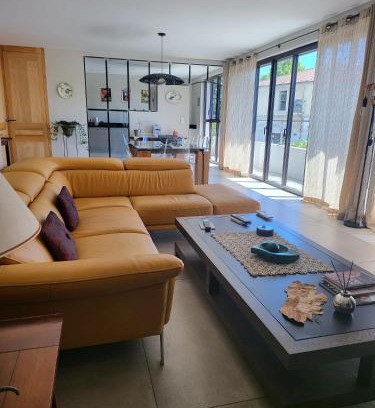 L'Isle-sur-la-Sorgue Apartment | Appartement standing bord Sorgue