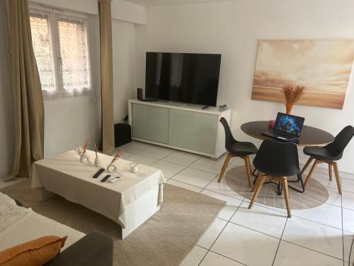Cannes La Bocca Apartment | Appartement spacieux climatisé piscines