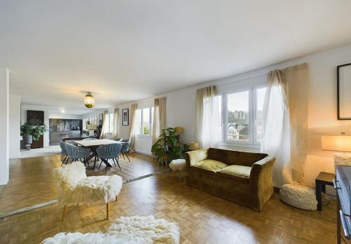 Epinal Apartment | Appartement spacieux plein centre, 6 personnes, 3 chambres, 3 Salles de bain, superbe vue Château