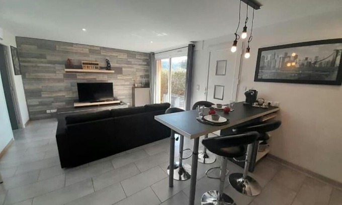 Carros Apartment | Appartement spacieux &très calme. Spacious & very quiet apartment.